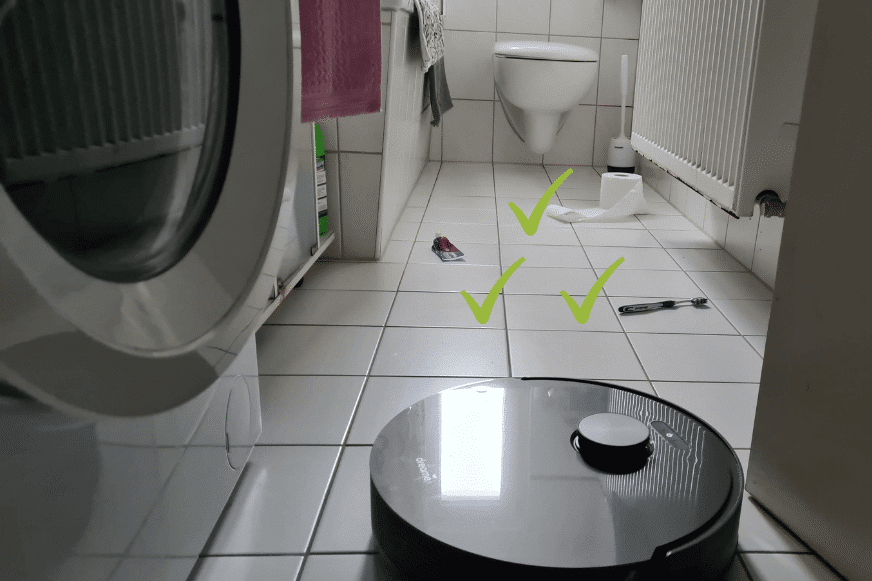 Der Dreame L10s Pro umfährt herumliegende Objekte im Bad.